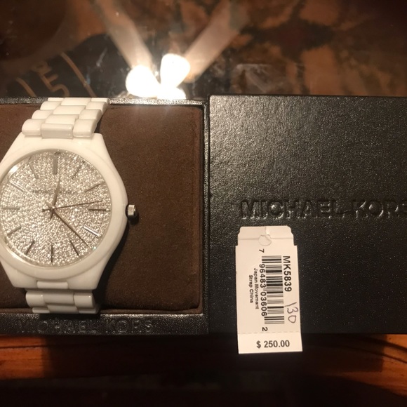 I’m selling a Michael kors watch - Picture 1 of 3